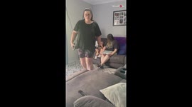Mom reveals the twins' arrival through T-shirts and  ultrasound images