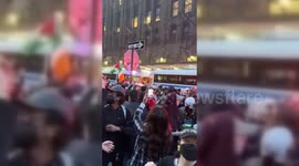 USA: NYPD buses are moving in to encircle the Palestine solidarity encampment at NYU