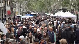 Spain: Thousands of people on the streets in Barcelona celebrate Book Day