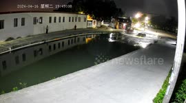Distracted driver plunges into village pond in southern China