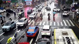 Passersby braved strong rain to help police with guardrail fell in the wind