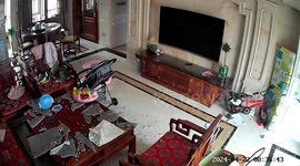 Tempered table glass suddenly burst into debris and collapsed to the ground