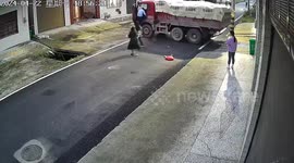 Quick-thinking Chinese man stops runaway truck from crashing into house