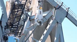 USA: Unified Command Utilizes Massive Tongs to Clear Debris from Key Bridge