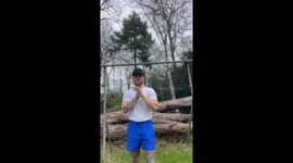 Man's calisthenics adventure hilariously backfires after upside-down oopsie