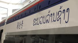 Passengers enjoy immersive experience with Chinese calligraphy on China-Laos Railway