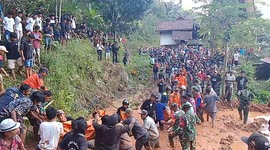 Search And Rescue Officers Evacuate Another Victim Who Died In A Landslide In North Toraja