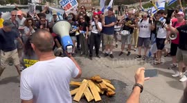 Israel: Protesters Gather Outside Gantz Home Demanding His Resignation 7