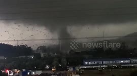 Deadly tornado hits southern China,killing 5