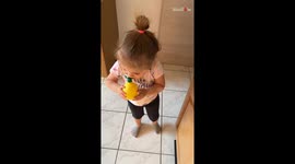 Youngster tries lemon juice for the 1st time, gives it a brutally honest 'thumbs down'