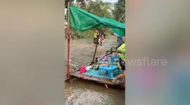 Deadly cobra emerges among tourists rafts river
