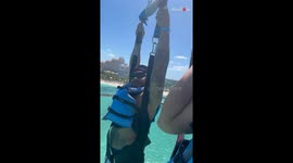 Unexpected parasailing fail leaves man hanging in mid-air