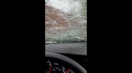 Maipú, Mendoza: hailstorm shatters car windshield