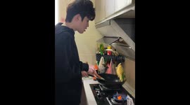 Chinese man hilariously tosses entire meal while stir-frying