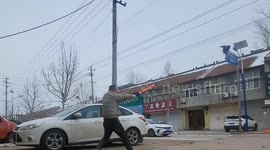 China: Enthusiast accidentally knocks off car's side mirror during sword practice