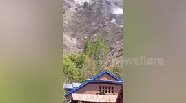Boulders crash down mountainside in Kashmir, India