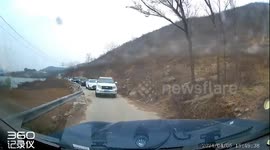 Driver battles to negotiate narrow road in China