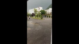 Guizhou high school students dodge hail in rush for shelter