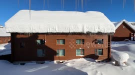 China: Roof snow removal in Xinjiang, a morning Avalanche
