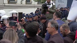 Protest organized by the Alliance for the Protection of the Theater took place in front of the Municipality of Tirana, supported by ” Re-establishment” (Rithemelimi) and the Freedom Party (PL)