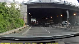 Me honking car that carved me up starts spontaneous car horn orchestra