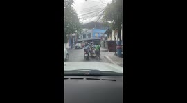 Compassionate motorist selflessly aids disabled garbage collector in scorching heat