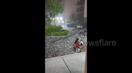 China: Three-wheeled motorcycle hits parked bicycles due to strong winds in Shijiazhuang