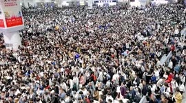 Crowds swarm railway station in China ahead of Labour Day holiday