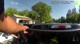 USA: Deputies Rescue Child and Dog Locked in Hot Car