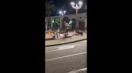 Man successfully defends himself with cloth against aggressive dogs in Ocaña