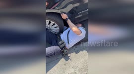 USA: NYPD Officer Rescues Kitten Trapped Behind Car Wheel in Brooklyn