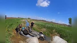 USA: First Responders Brave Submerged Vehicle to Save Trapped Driver