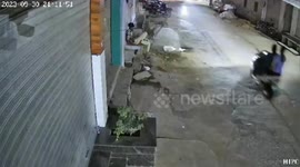Brazen robbery: Two Bike-Borne men seen robbing gold chain of a woman on busy road