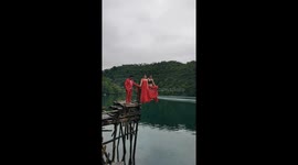 Supportive sister goes the extra mile for bride's perfect wedding picture
