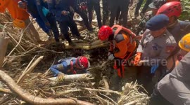 The Search And Rescue Team Dramatically Evacuated A Toddler Who Died In A Flash Flood In South Sulawesi