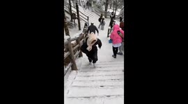 Heartwarming reaction of girl experiencing snow for first time