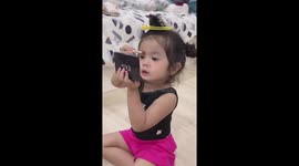 Little girl does makeup like an experienced woman
