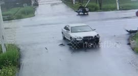 摩托车撞轿车 骑手“飞”出去