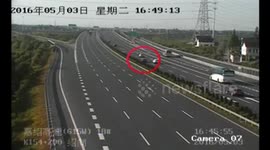 错过高速出口急变道 满载大客车追尾小轿车