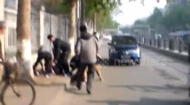 直击警方街头抓捕扒窃团伙现场