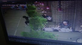 Five customers climb over wall to run away from restaurant without paying