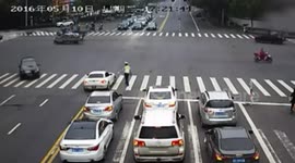 18-year-old returned overseas student drives BMW to drag police officer for 30 metres