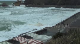 Images spectaculaires des grandes marées à Biarritz - février 2015