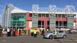 Manchester United Players leaving Old Trafford after bomb threat.