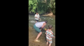 Quick-thinking local rescues boy swept away by rapids in China