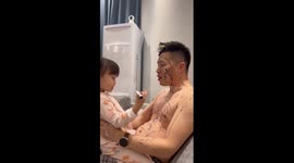 Chinese father becomes human canvas for toddler daughter