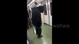 西安地铁现神秘黑衣男子 已被送返原籍