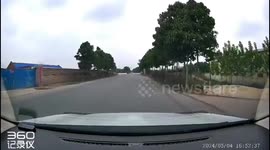 Reckless driver's stunt nearly causes crash in China