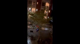 Winds wreak havoc in Chongqing: Shirt snatched away in balcony chaos