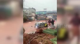 India: Heavy rain causes severe flooding in southern India, disrupts traffic on roads